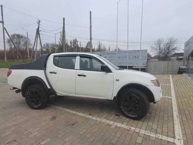 Белый Мицубиси Л 200, объемом двигателя 2.5 л и пробегом 178 тыс. км за 5000 $, фото 4 на Automoto.ua