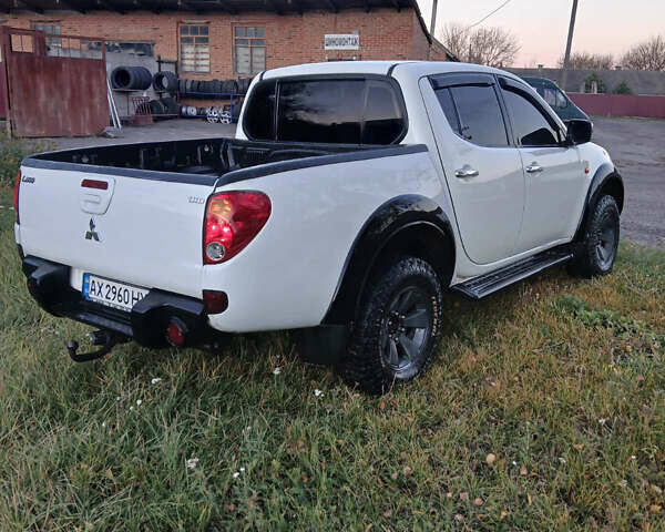 Білий Міцубісі Л 200, об'ємом двигуна 2.48 л та пробігом 360 тис. км за 11300 $, фото 4 на Automoto.ua