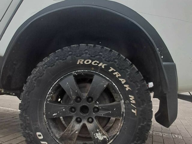 Белый Мицубиси Л 200, объемом двигателя 2.5 л и пробегом 178 тыс. км за 5000 $, фото 3 на Automoto.ua