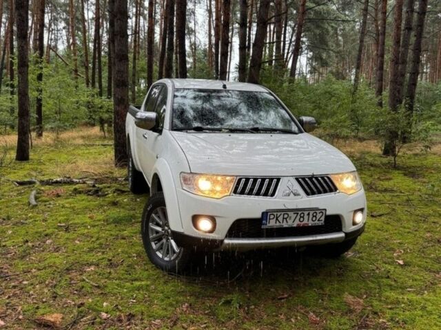 Белый Мицубиси Л 200, объемом двигателя 2.5 л и пробегом 267 тыс. км за 4000 $, фото 2 на Automoto.ua