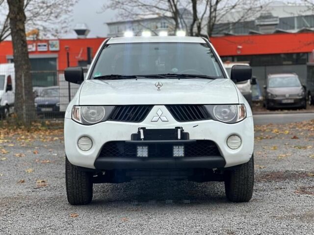 Белый Мицубиси Л 200, объемом двигателя 2.5 л и пробегом 234 тыс. км за 2705 $, фото 1 на Automoto.ua