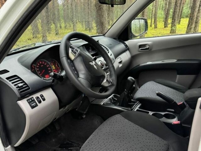 Белый Мицубиси Л 200, объемом двигателя 2.5 л и пробегом 267 тыс. км за 4000 $, фото 7 на Automoto.ua