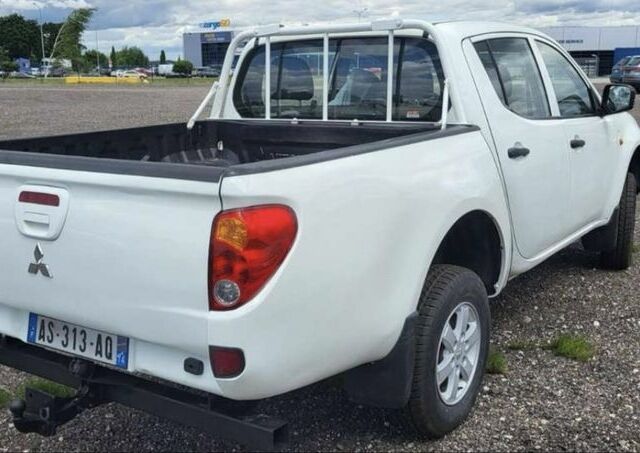 Білий Міцубісі Л 200, об'ємом двигуна 2.5 л та пробігом 115 тис. км за 6380 $, фото 3 на Automoto.ua