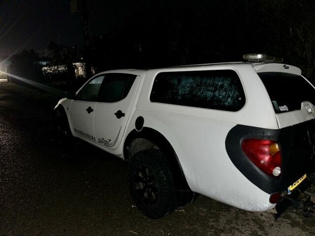 Білий Міцубісі Л 200, об'ємом двигуна 2.5 л та пробігом 175 тис. км за 7015 $, фото 2 на Automoto.ua