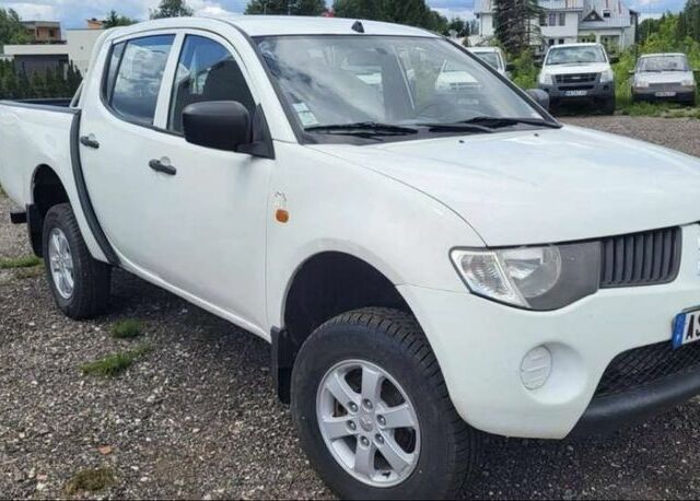 Білий Міцубісі Л 200, об'ємом двигуна 2.5 л та пробігом 115 тис. км за 6380 $, фото 1 на Automoto.ua