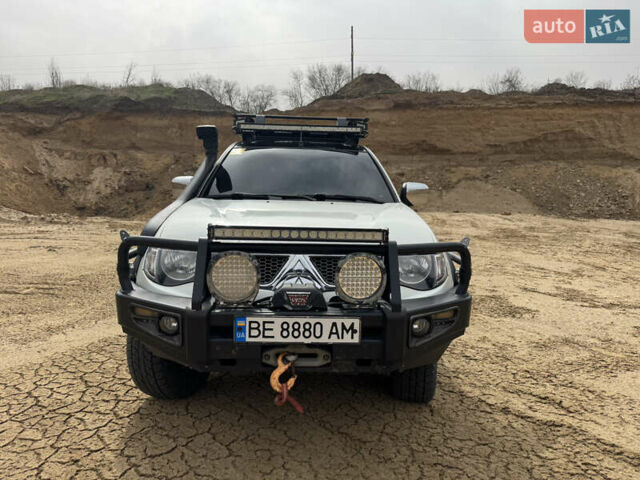 Белый Мицубиси Л 200, объемом двигателя 2.48 л и пробегом 169 тыс. км за 17200 $, фото 1 на Automoto.ua