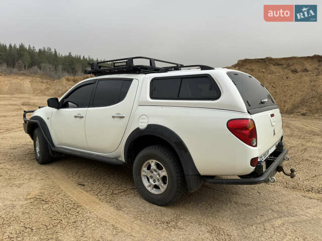 Белый Мицубиси Л 200, объемом двигателя 2.48 л и пробегом 169 тыс. км за 17200 $, фото 4 на Automoto.ua