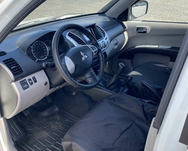 Белый Мицубиси Л 200, объемом двигателя 2.48 л и пробегом 169 тыс. км за 15000 $, фото 7 на Automoto.ua