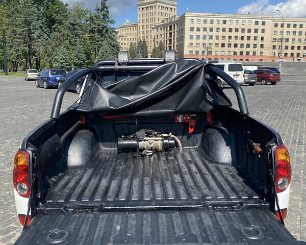 Белый Мицубиси Л 200, объемом двигателя 2.48 л и пробегом 169 тыс. км за 15000 $, фото 10 на Automoto.ua