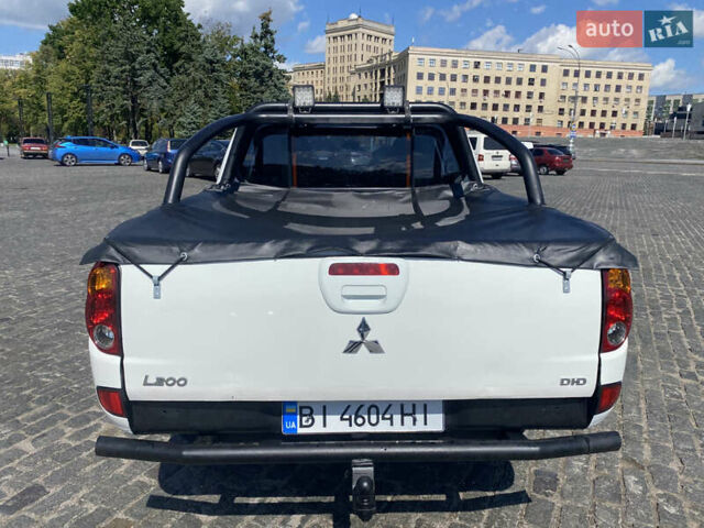 Белый Мицубиси Л 200, объемом двигателя 2.48 л и пробегом 169 тыс. км за 15000 $, фото 12 на Automoto.ua