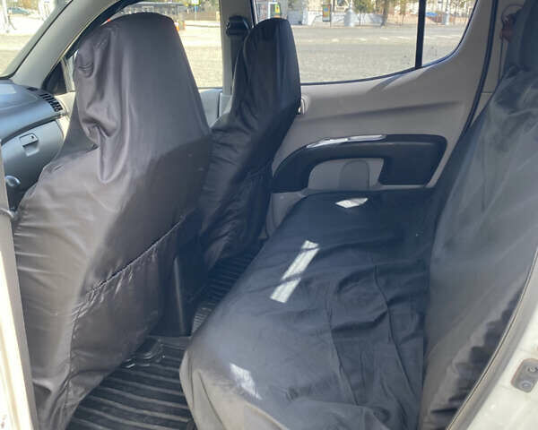 Белый Мицубиси Л 200, объемом двигателя 2.48 л и пробегом 169 тыс. км за 15000 $, фото 8 на Automoto.ua