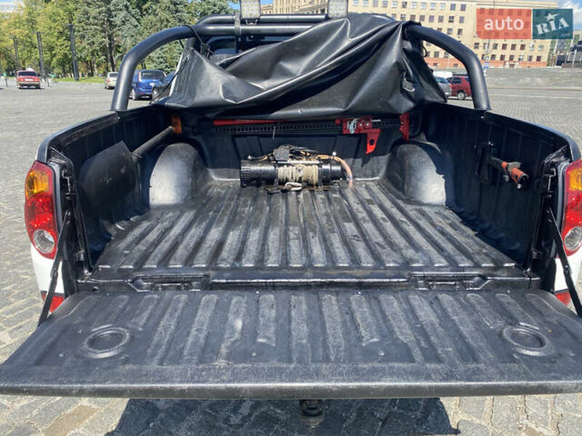 Белый Мицубиси Л 200, объемом двигателя 2.48 л и пробегом 169 тыс. км за 15000 $, фото 11 на Automoto.ua