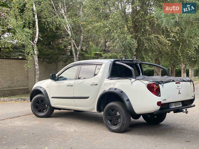 Белый Мицубиси Л 200, объемом двигателя 2.48 л и пробегом 169 тыс. км за 15000 $, фото 2 на Automoto.ua