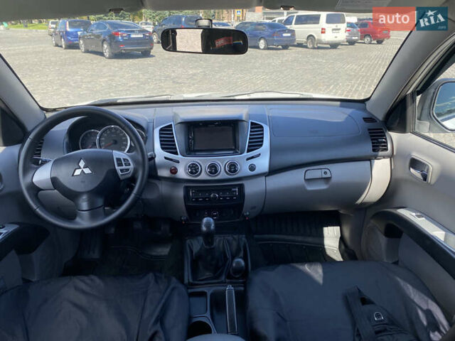 Белый Мицубиси Л 200, объемом двигателя 2.48 л и пробегом 169 тыс. км за 15000 $, фото 9 на Automoto.ua