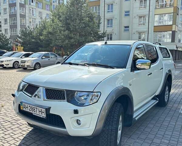 Белый Мицубиси Л 200, объемом двигателя 2.48 л и пробегом 121 тыс. км за 23000 $, фото 10 на Automoto.ua