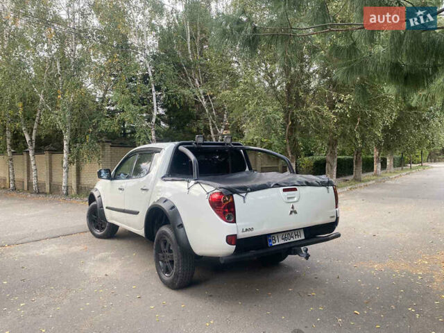Белый Мицубиси Л 200, объемом двигателя 2.48 л и пробегом 169 тыс. км за 15000 $, фото 3 на Automoto.ua