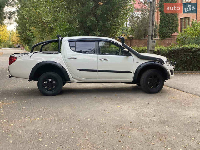 Белый Мицубиси Л 200, объемом двигателя 2.48 л и пробегом 169 тыс. км за 15000 $, фото 4 на Automoto.ua