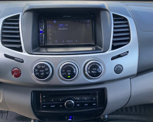 Белый Мицубиси Л 200, объемом двигателя 2.48 л и пробегом 169 тыс. км за 15000 $, фото 6 на Automoto.ua