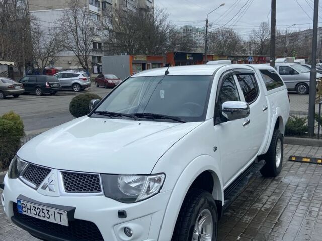 Білий Міцубісі Л 200, об'ємом двигуна 2.5 л та пробігом 170 тис. км за 18000 $, фото 1 на Automoto.ua