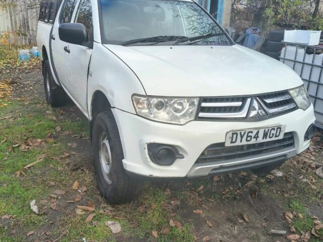 Белый Мицубиси Л 200, объемом двигателя 2.5 л и пробегом 134 тыс. км за 7200 $, фото 3 на Automoto.ua