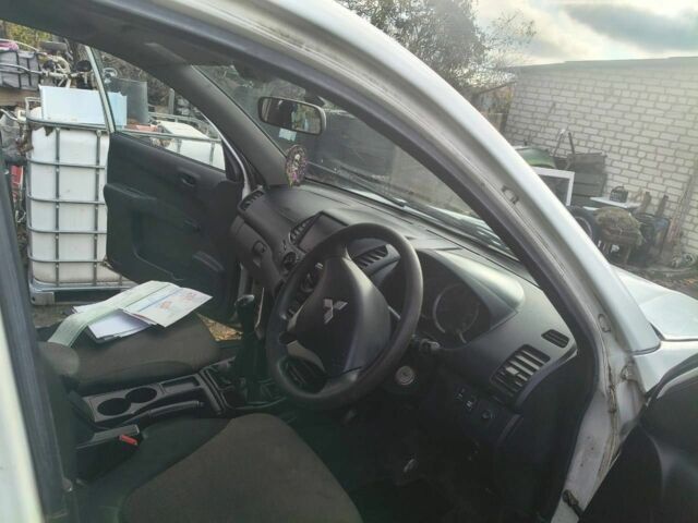 Белый Мицубиси Л 200, объемом двигателя 2.5 л и пробегом 134 тыс. км за 7200 $, фото 4 на Automoto.ua