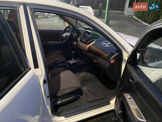 Белый Мицубиси Л 200, объемом двигателя 2.48 л и пробегом 310 тыс. км за 17500 $, фото 1 на Automoto.ua