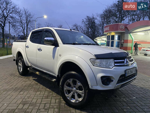Белый Мицубиси Л 200, объемом двигателя 2.48 л и пробегом 310 тыс. км за 17500 $, фото 2 на Automoto.ua