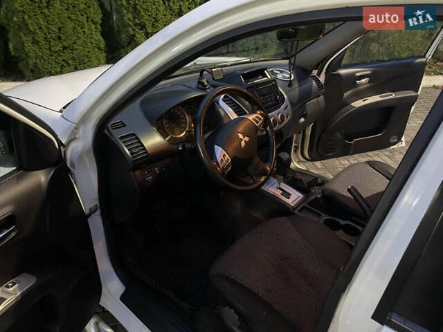 Белый Мицубиси Л 200, объемом двигателя 2.48 л и пробегом 310 тыс. км за 17500 $, фото 7 на Automoto.ua