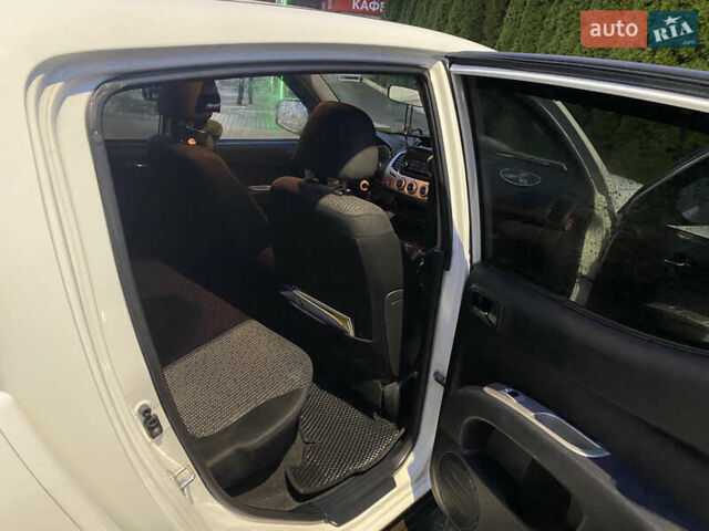 Белый Мицубиси Л 200, объемом двигателя 2.48 л и пробегом 310 тыс. км за 17500 $, фото 3 на Automoto.ua