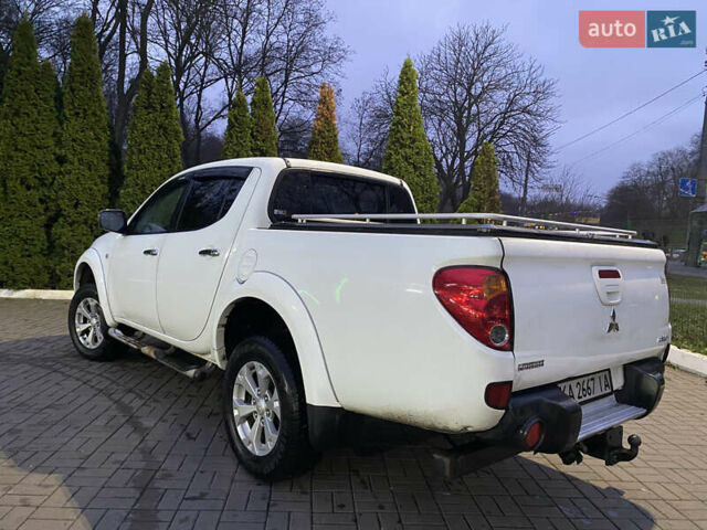 Белый Мицубиси Л 200, объемом двигателя 2.48 л и пробегом 310 тыс. км за 17500 $, фото 4 на Automoto.ua