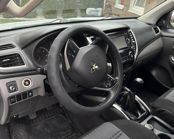 Белый Мицубиси Л 200, объемом двигателя 2.44 л и пробегом 213 тыс. км за 21347 $, фото 7 на Automoto.ua