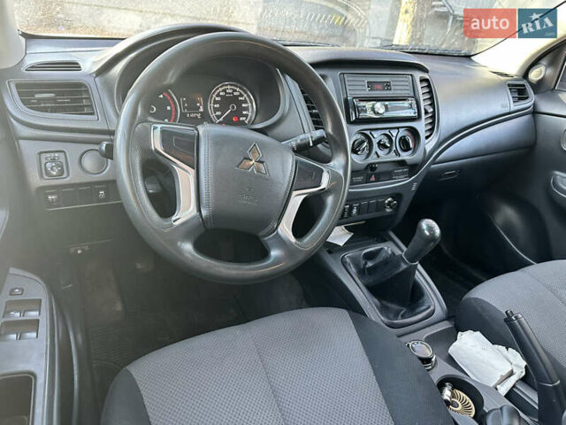 Белый Мицубиси Л 200, объемом двигателя 2.44 л и пробегом 312 тыс. км за 25000 $, фото 9 на Automoto.ua
