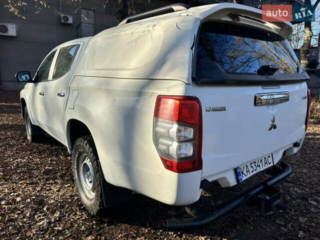 Белый Мицубиси Л 200, объемом двигателя 2.44 л и пробегом 312 тыс. км за 25000 $, фото 6 на Automoto.ua