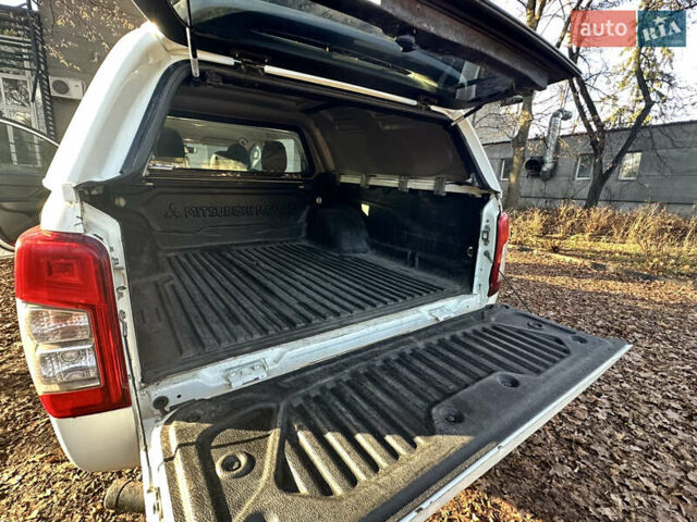 Белый Мицубиси Л 200, объемом двигателя 2.44 л и пробегом 312 тыс. км за 25000 $, фото 8 на Automoto.ua