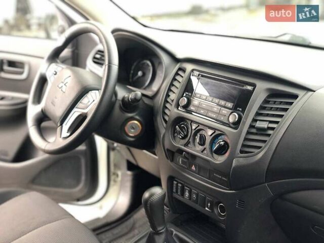 Білий Міцубісі Л 200, об'ємом двигуна 2.3 л та пробігом 152 тис. км за 22000 $, фото 8 на Automoto.ua
