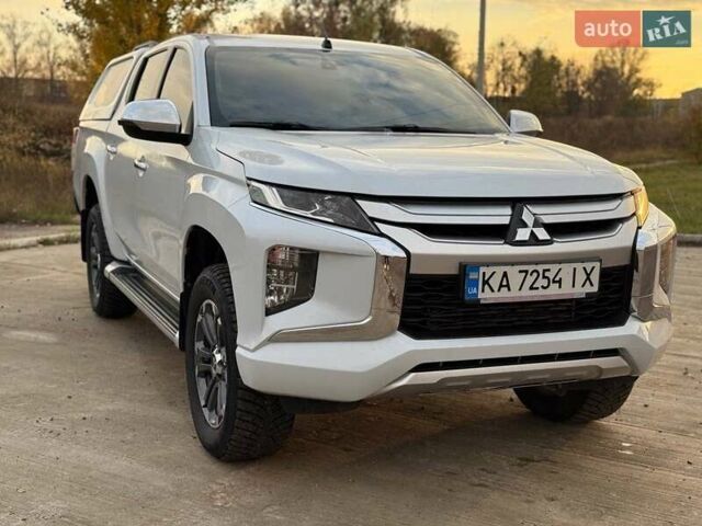 Белый Мицубиси Л 200, объемом двигателя 2.44 л и пробегом 60 тыс. км за 28500 $, фото 1 на Automoto.ua