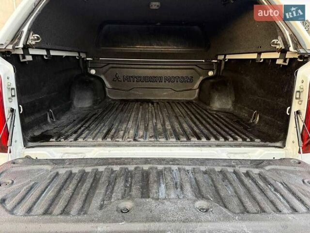 Белый Мицубиси Л 200, объемом двигателя 2.44 л и пробегом 60 тыс. км за 28500 $, фото 16 на Automoto.ua