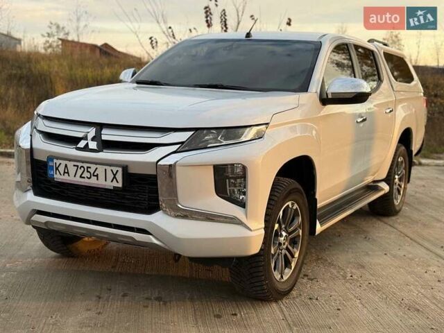 Белый Мицубиси Л 200, объемом двигателя 2.44 л и пробегом 60 тыс. км за 28500 $, фото 3 на Automoto.ua