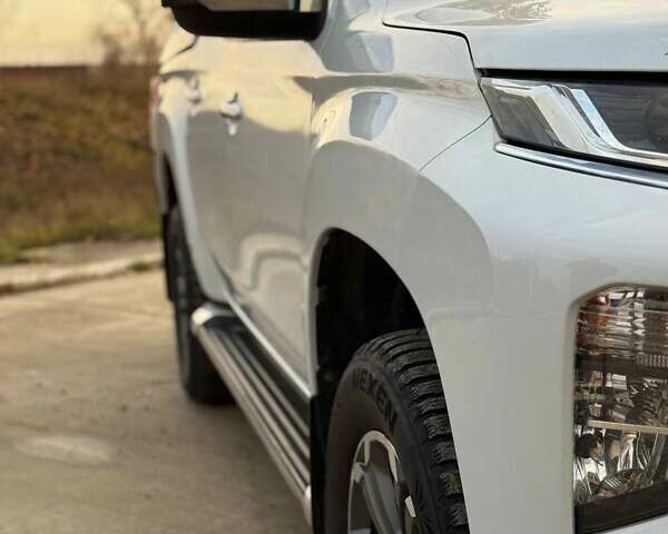 Белый Мицубиси Л 200, объемом двигателя 2.44 л и пробегом 60 тыс. км за 28500 $, фото 5 на Automoto.ua