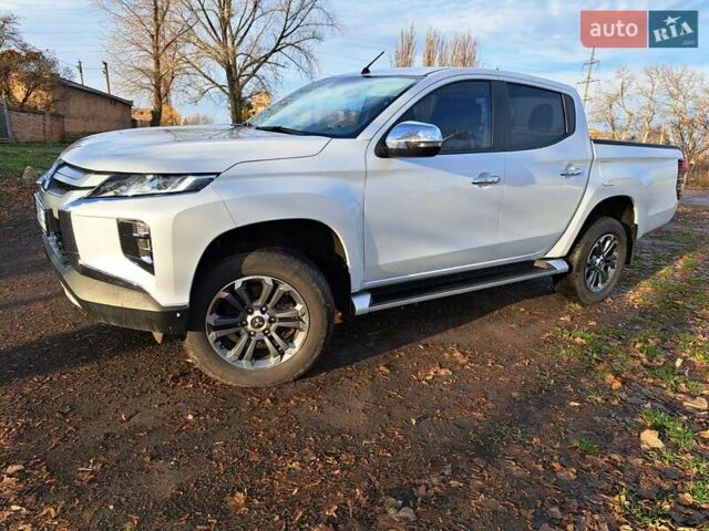 Білий Міцубісі Л 200, об'ємом двигуна 2.44 л та пробігом 56 тис. км за 28800 $, фото 2 на Automoto.ua