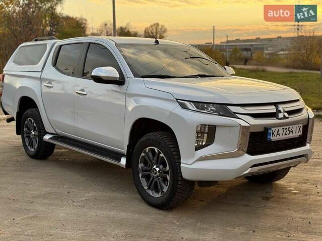 Белый Мицубиси Л 200, объемом двигателя 2.44 л и пробегом 60 тыс. км за 28500 $, фото 4 на Automoto.ua