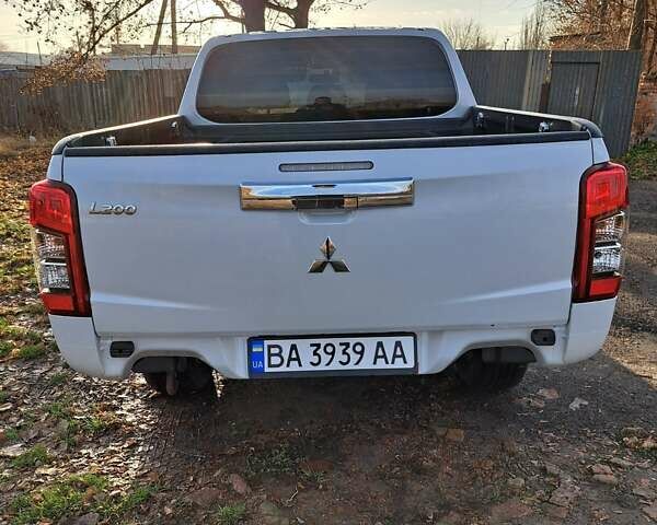 Білий Міцубісі Л 200, об'ємом двигуна 2.44 л та пробігом 56 тис. км за 28800 $, фото 4 на Automoto.ua