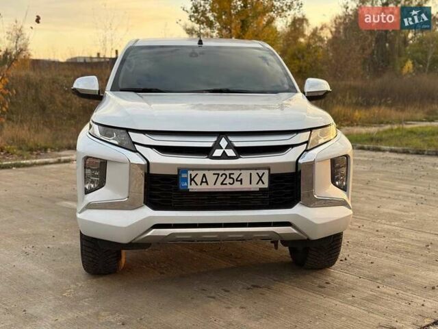 Белый Мицубиси Л 200, объемом двигателя 2.44 л и пробегом 60 тыс. км за 28500 $, фото 2 на Automoto.ua