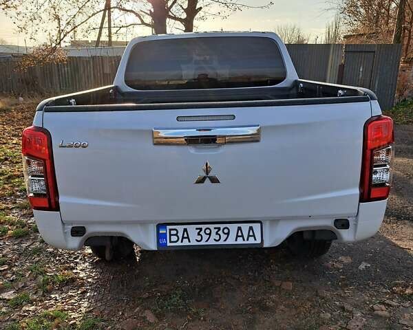 Білий Міцубісі Л 200, об'ємом двигуна 2.44 л та пробігом 56 тис. км за 28800 $, фото 3 на Automoto.ua
