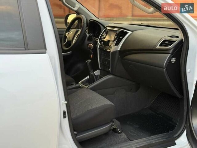 Белый Мицубиси Л 200, объемом двигателя 2.44 л и пробегом 60 тыс. км за 28500 $, фото 18 на Automoto.ua