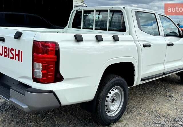 Белый Мицубиси Л 200, объемом двигателя 2.5 л и пробегом 1 тыс. км за 28962 $, фото 2 на Automoto.ua