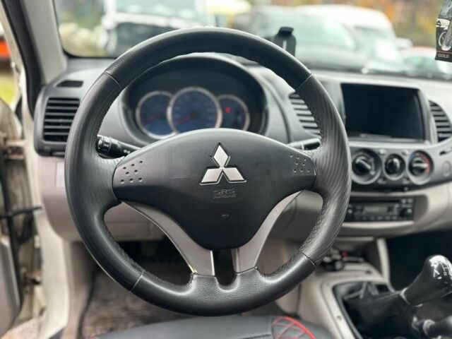 Білий Міцубісі Л 200, об'ємом двигуна 2.5 л та пробігом 234 тис. км за 4300 $, фото 3 на Automoto.ua