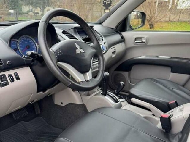 Черный Мицубиси Л 200, объемом двигателя 2.5 л и пробегом 236 тыс. км за 3700 $, фото 8 на Automoto.ua