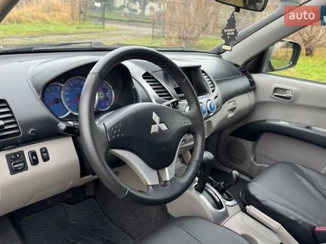 Черный Мицубиси Л 200, объемом двигателя 2.5 л и пробегом 236 тыс. км за 3700 $, фото 9 на Automoto.ua