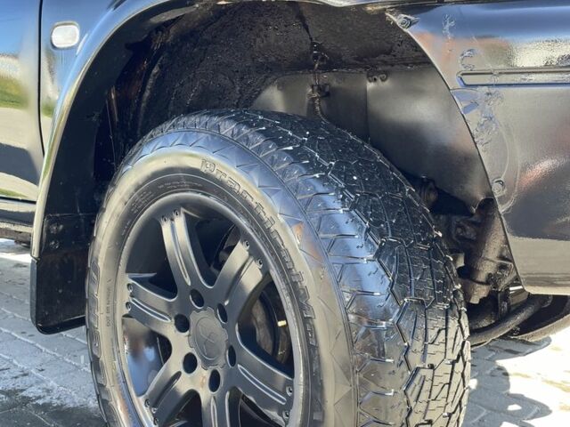 Черный Мицубиси Л 200, объемом двигателя 2.5 л и пробегом 220 тыс. км за 5299 $, фото 3 на Automoto.ua